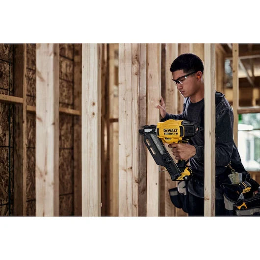 DEWALT DCN930P1 20V MAX* Brushless Cordless 30° Paper Tape Framing Nailer Kit