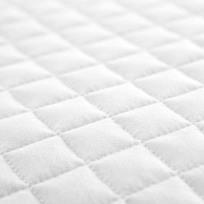 Full/Queen Lightweight White Ultra Soft 3-Piece Microfiber Quilt Set